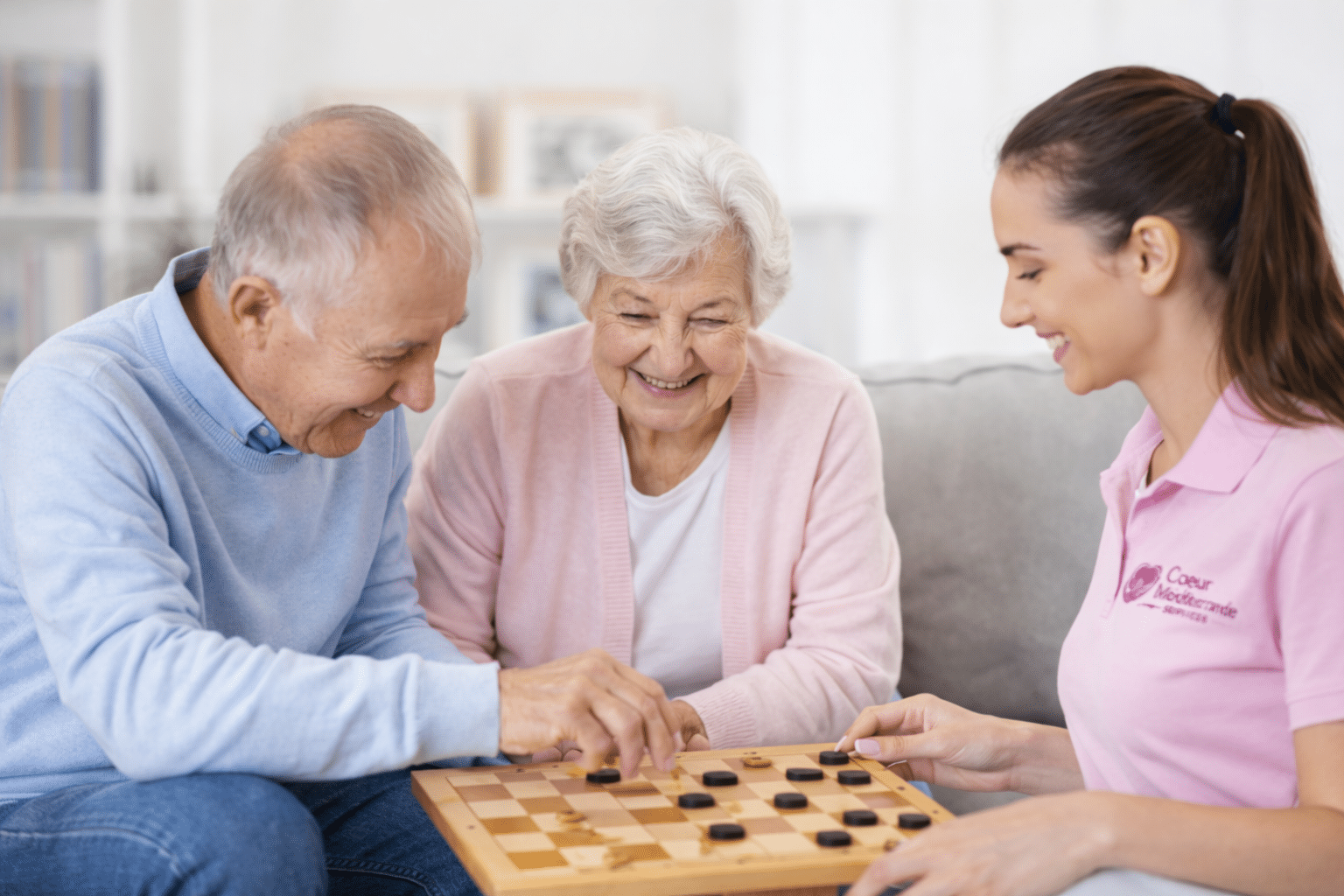 Activités sociales à domicile à Toulon avec une aide à domicile accompagnant des personnes âgées lors d’un jeu de société