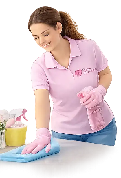 Femme de ménage à Toulon nettoyant une surface pour entretenir un intérieur soigné